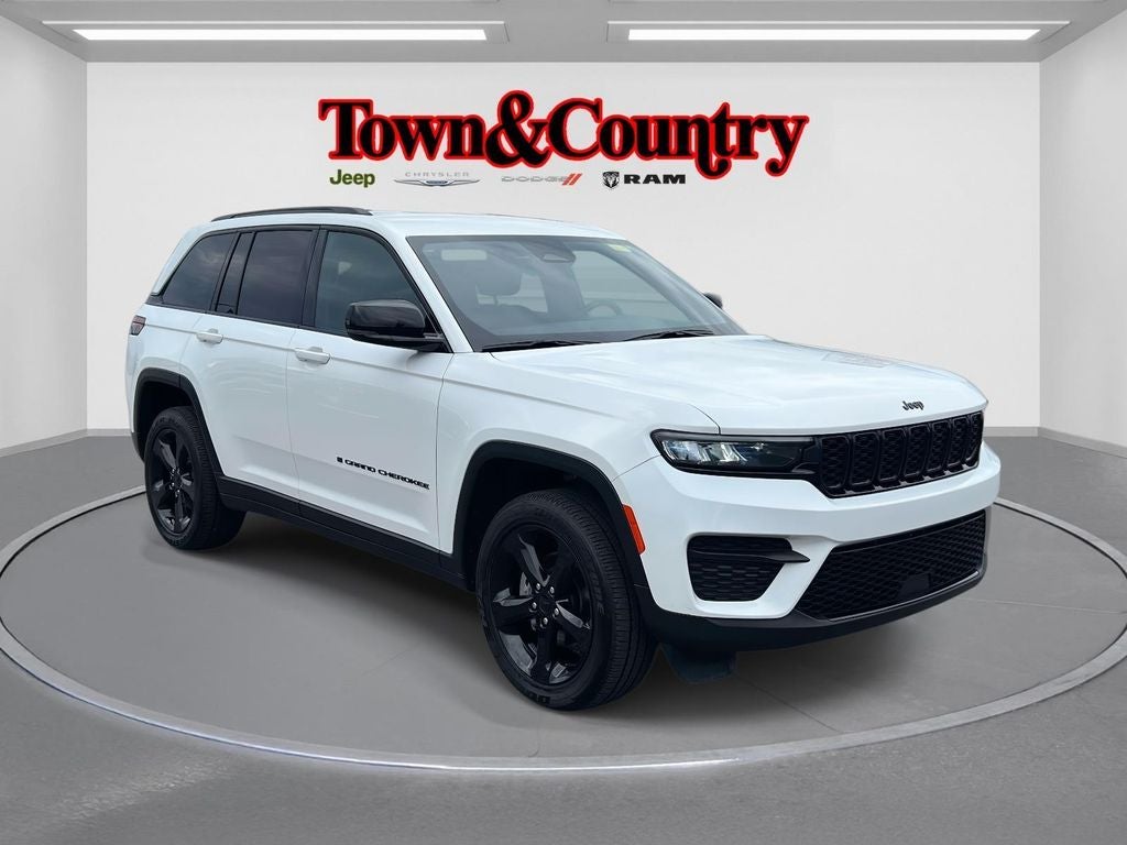2024 Jeep Grand Cherokee Altitude 4x4 in Bright White Clearcoat — front three-quarter view