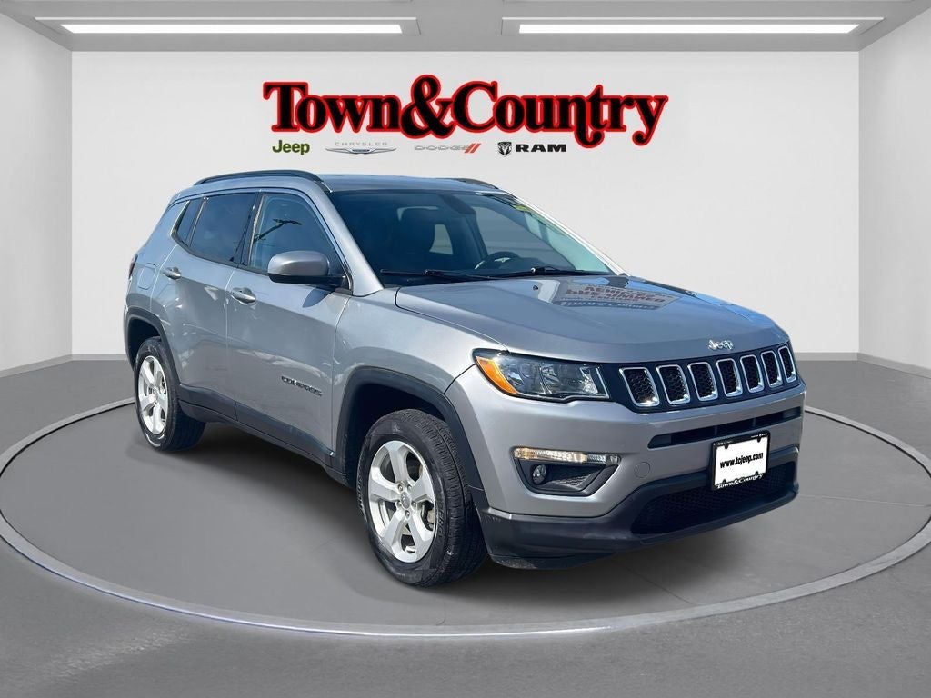 2019 Jeep Compass Latitude 4x4 in Billet Silver Metallic Clearcoat — front three-quarter view